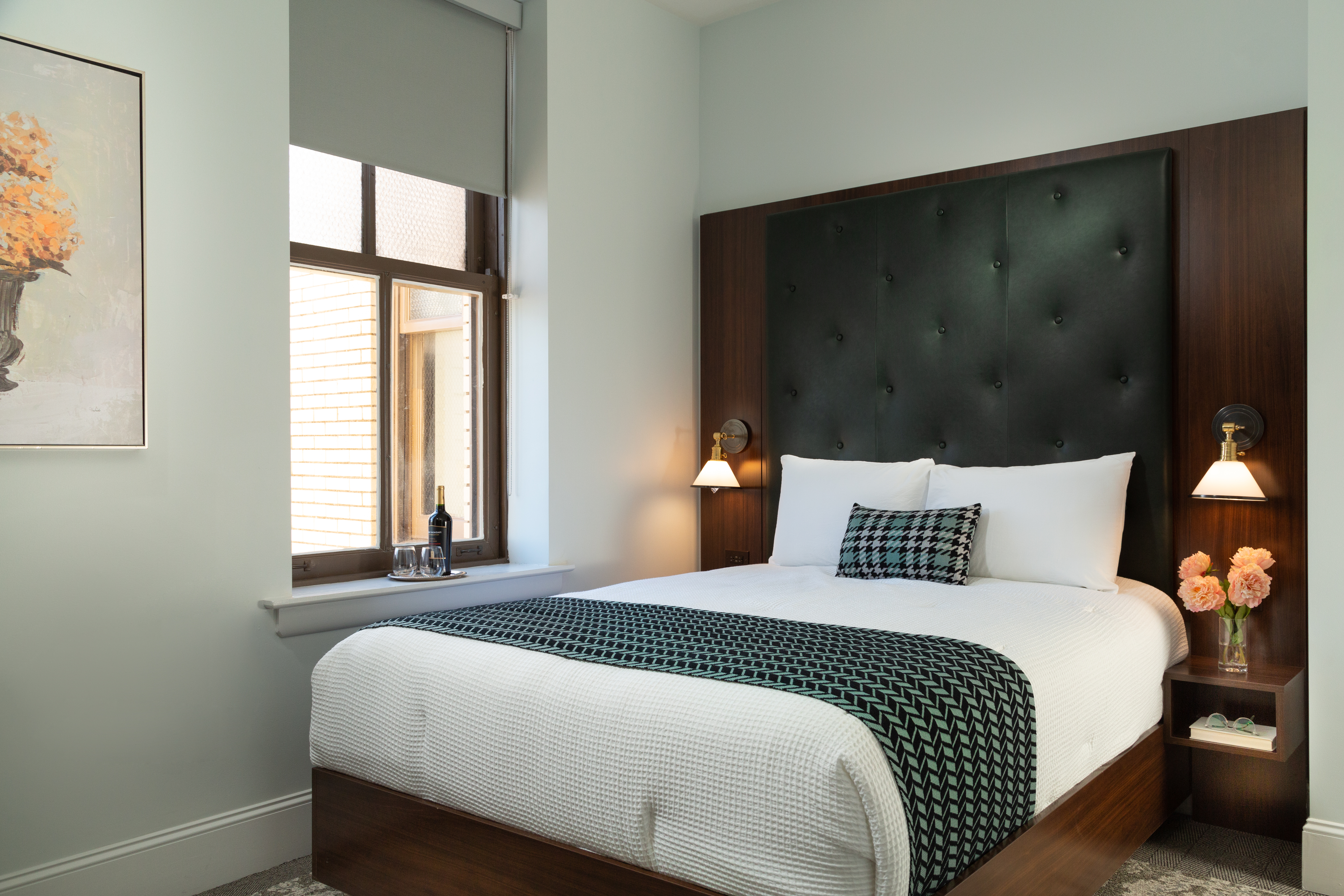 Petite Queen - Roanoke Hotel Rooms